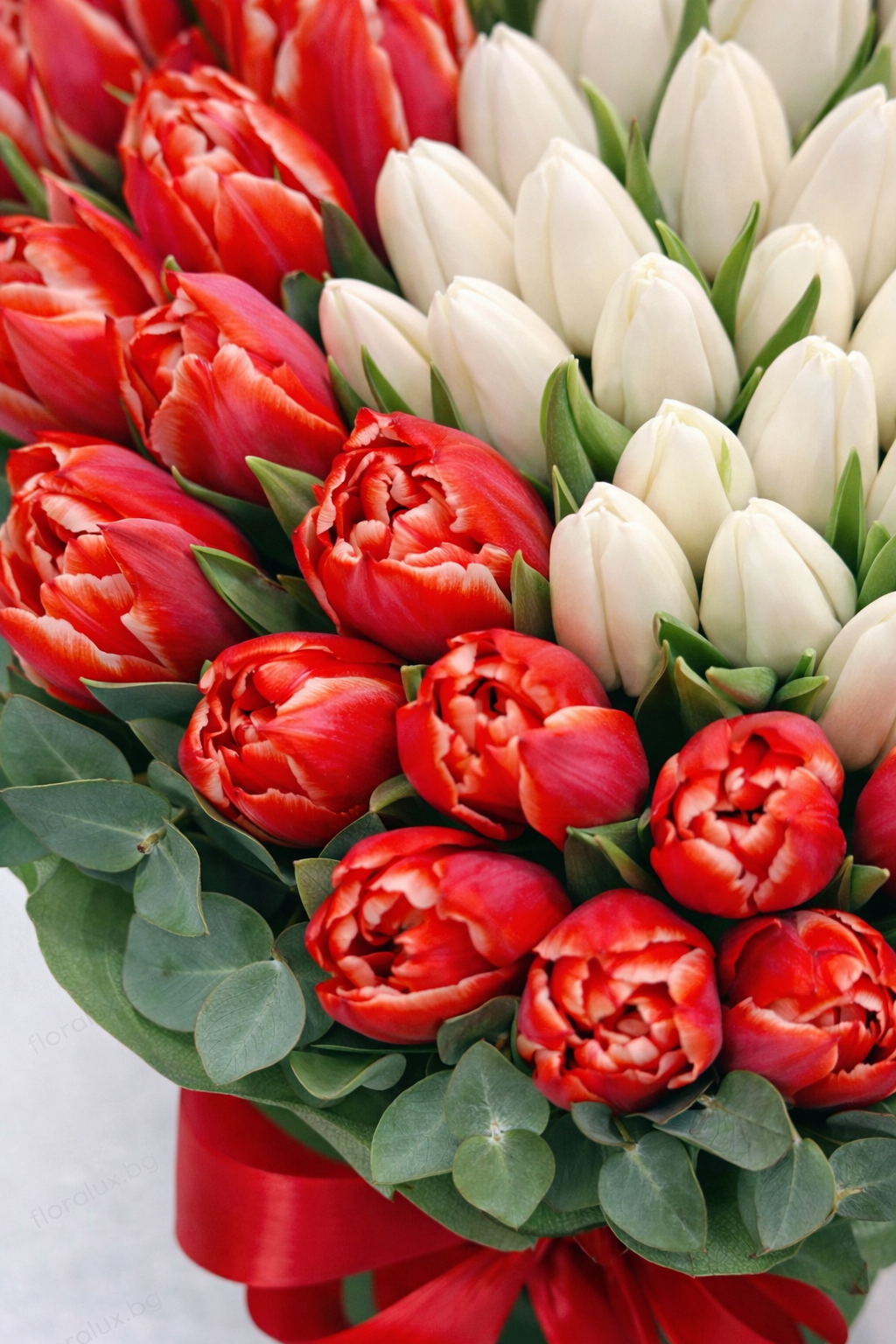 Букет „Heart of Love“ – Лалета във форма на сърце - Image 3