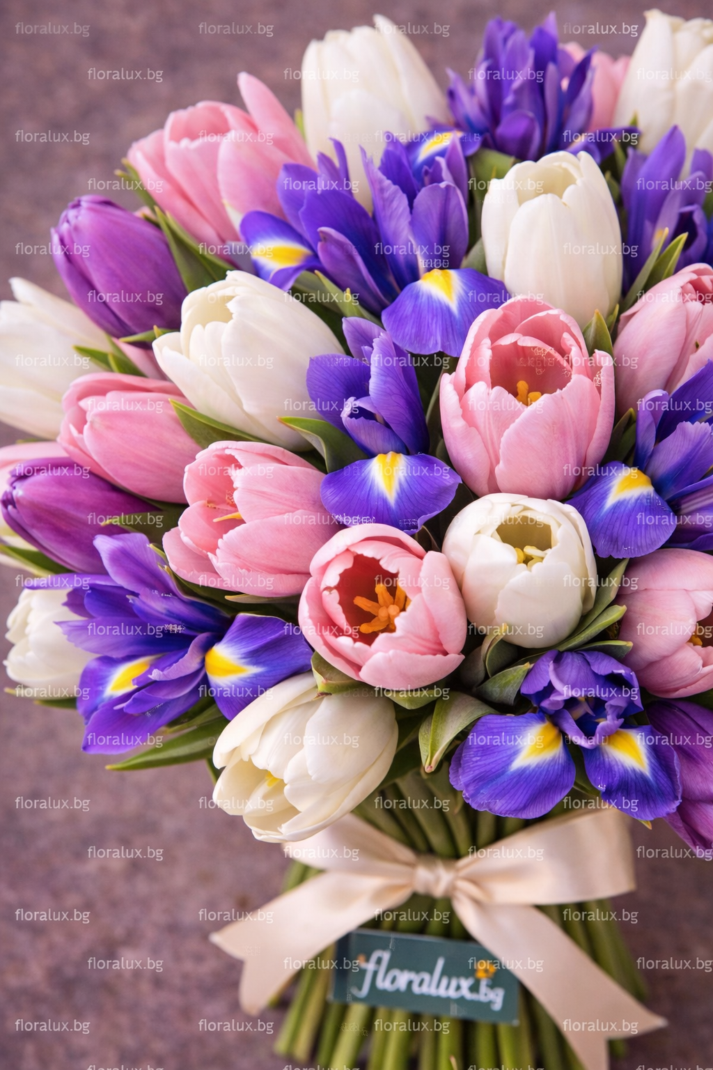 Букет „Spring Iris Harmony“ - Image 4