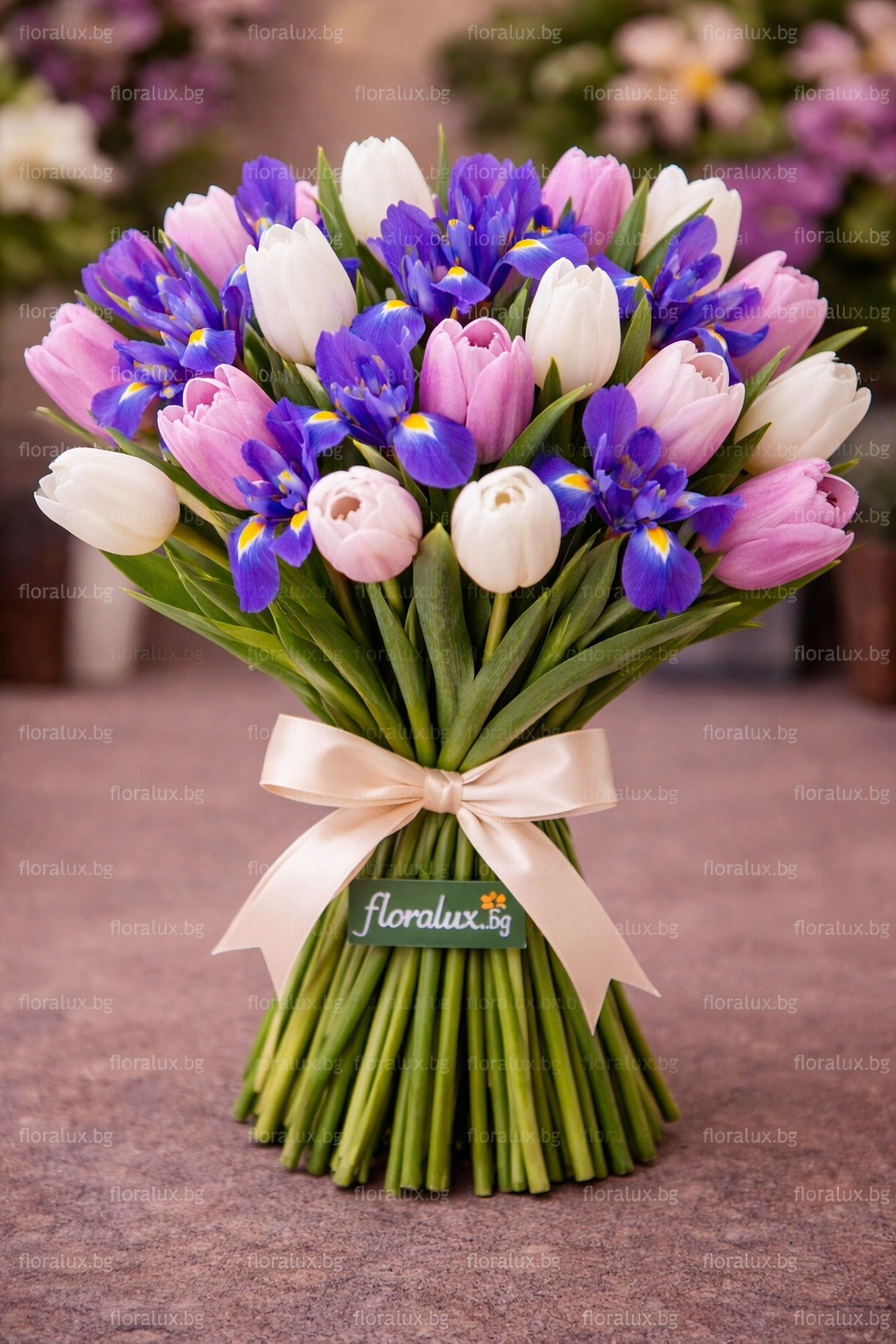 Букет „Spring Iris Harmony“