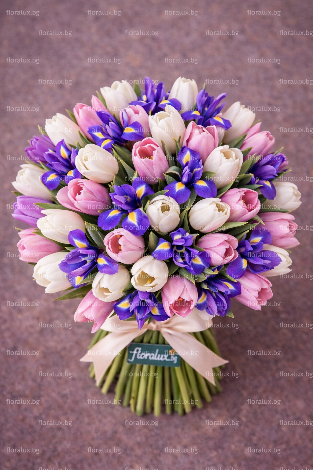 Букет „Spring Iris Harmony“ - Image 3