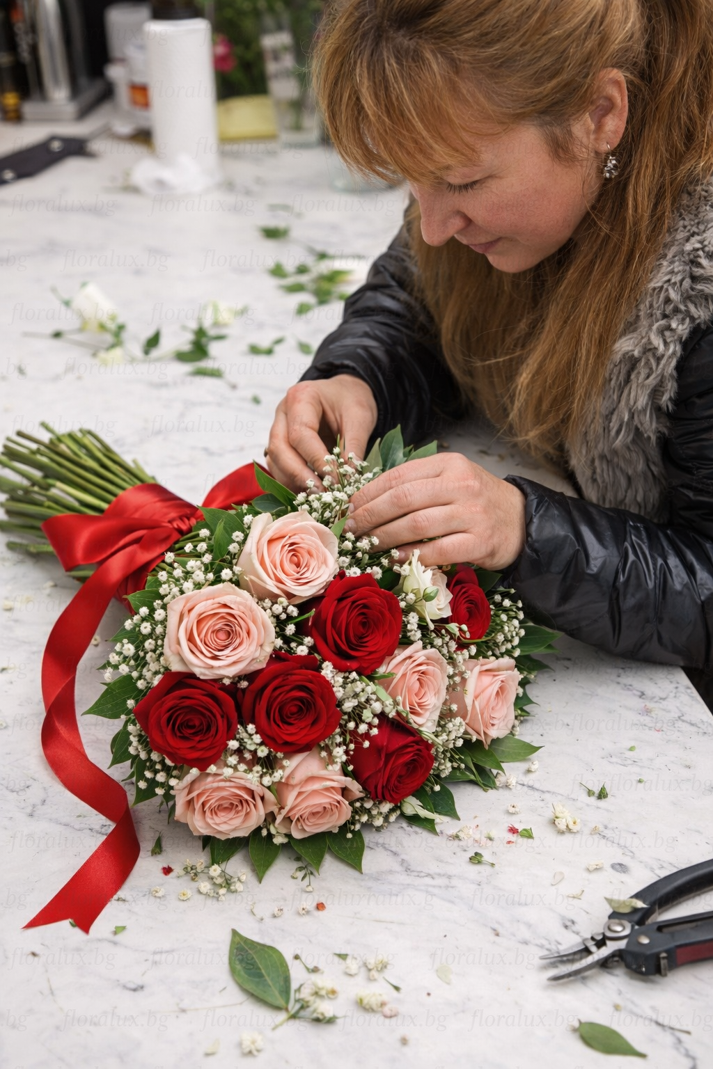 Романтичен букет Червена страст и нежност - Image 5